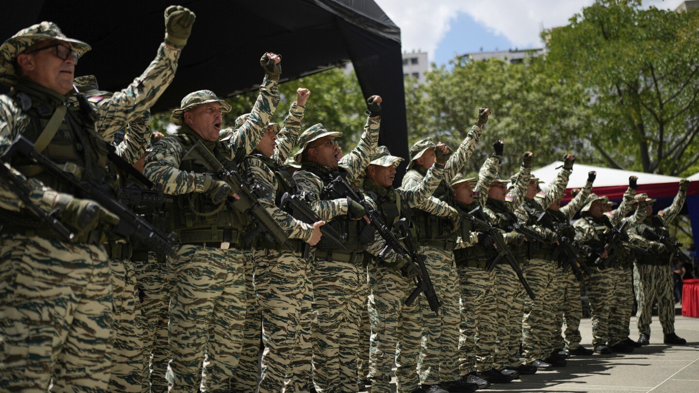 fuerzas-militares-recorren-caracas-en-un-encuentro-con-pobladores-en-medio-de-tension-con-eeuu