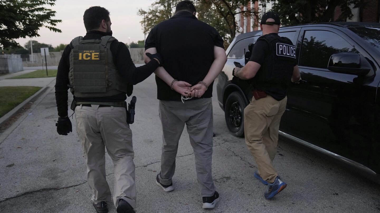 ice-denies-using-excessive-force-as-it-broadens-immigration-arrests-in-chicago