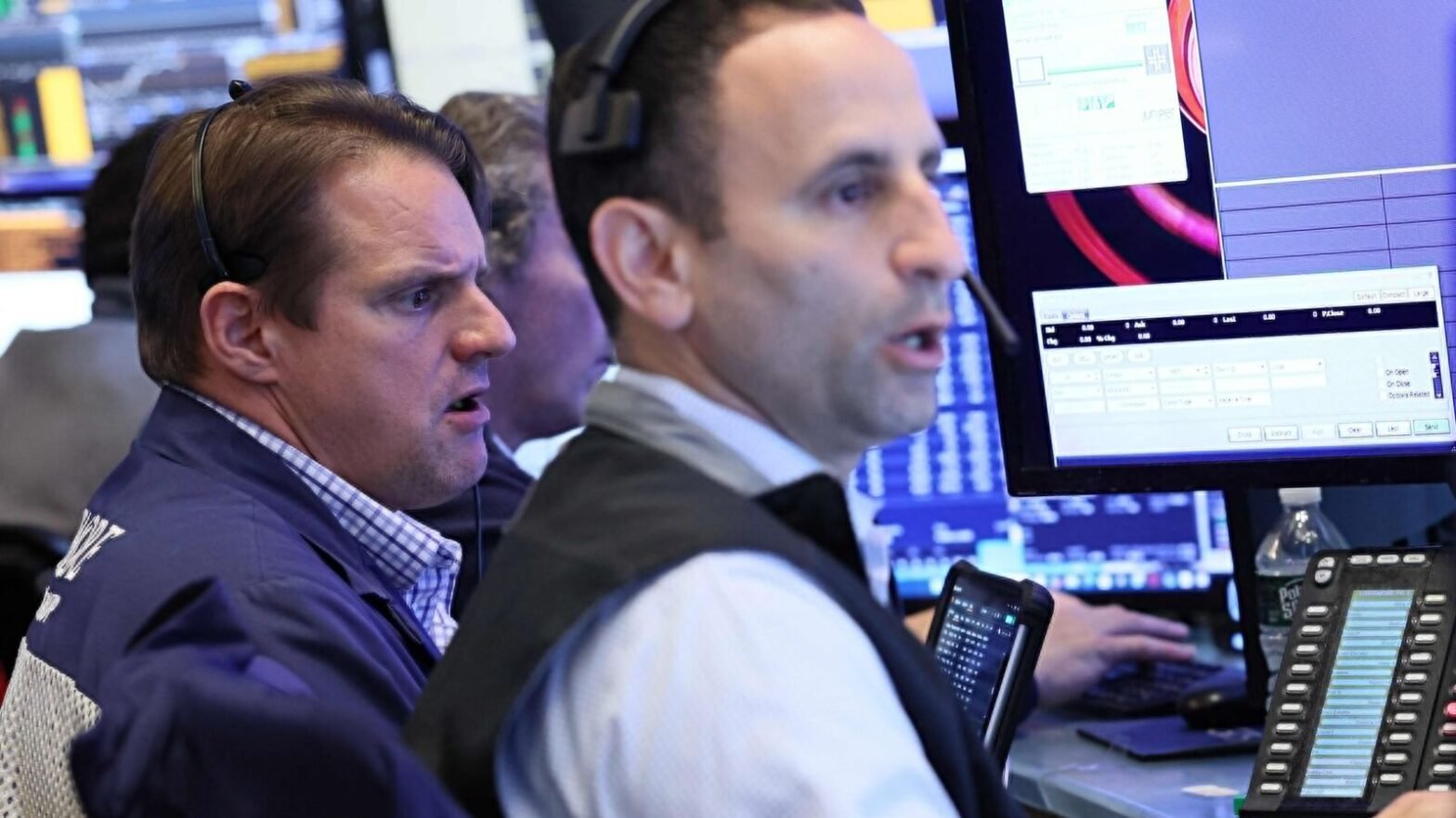 wall-street-today:-us-stocks-retreat-amid-worries-over-trump’s-visa-policies