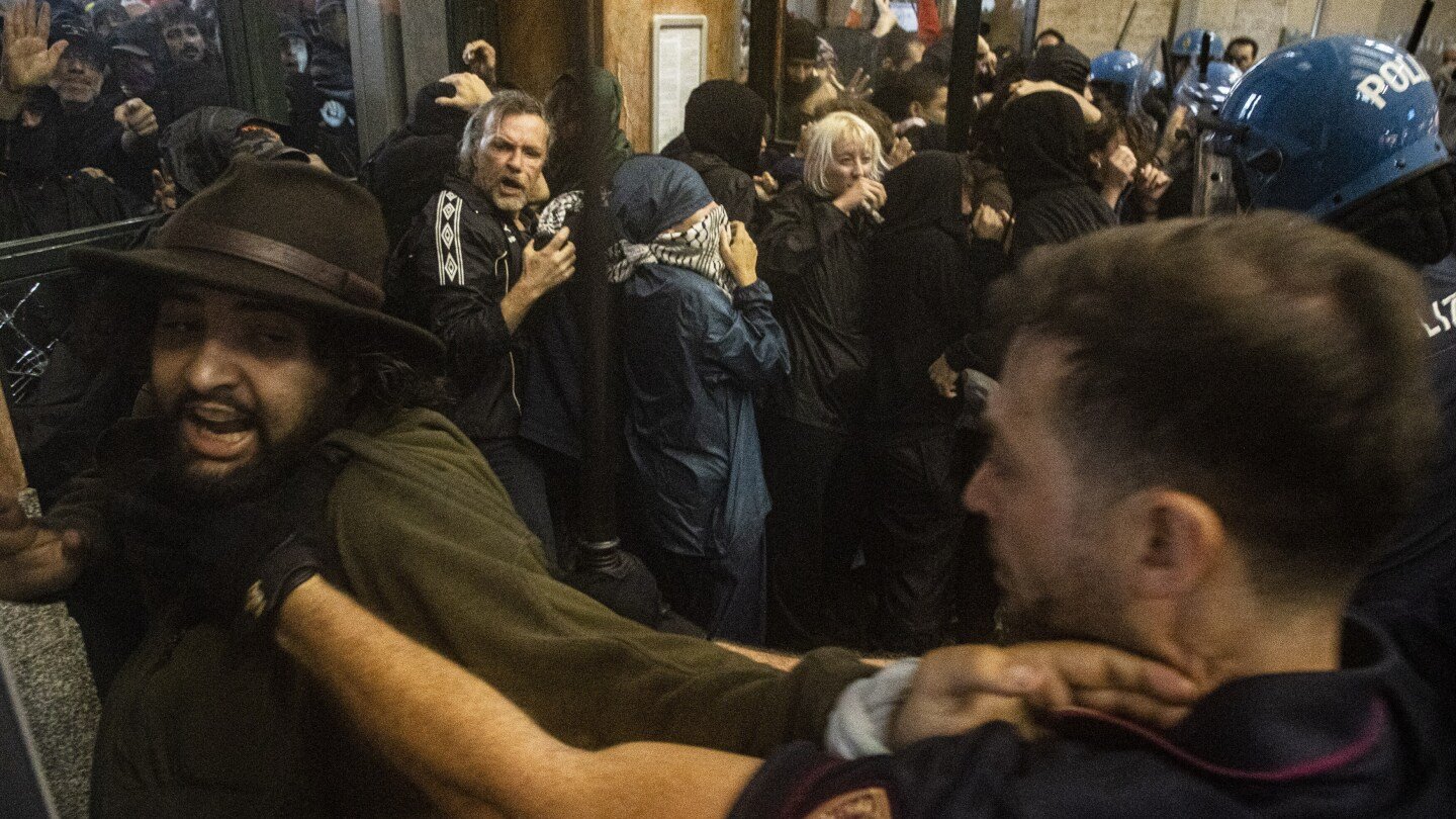thousands-of-italian-workers-strike-in-solidarity-with-gaza,-causing-disruptions-across-the-country