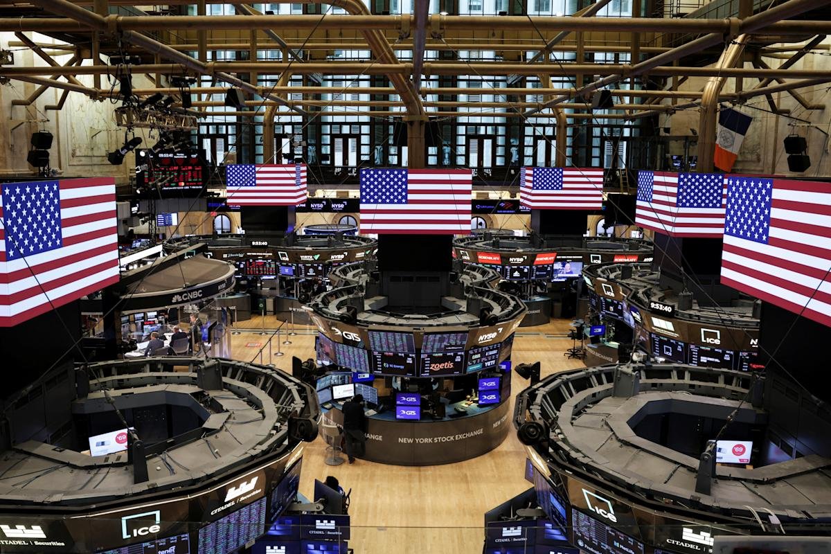 ai-driven-market-rally-shows-signs-of-overheating,-economist-warns