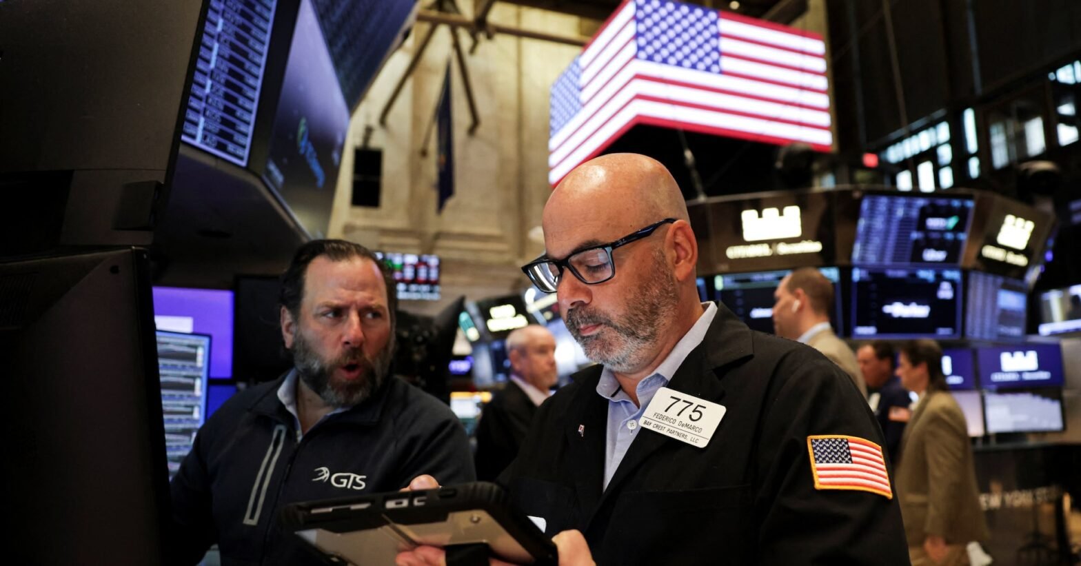 wall-street-futures-hold-steady-after-tech-fueled-rally;-powell-in-focus