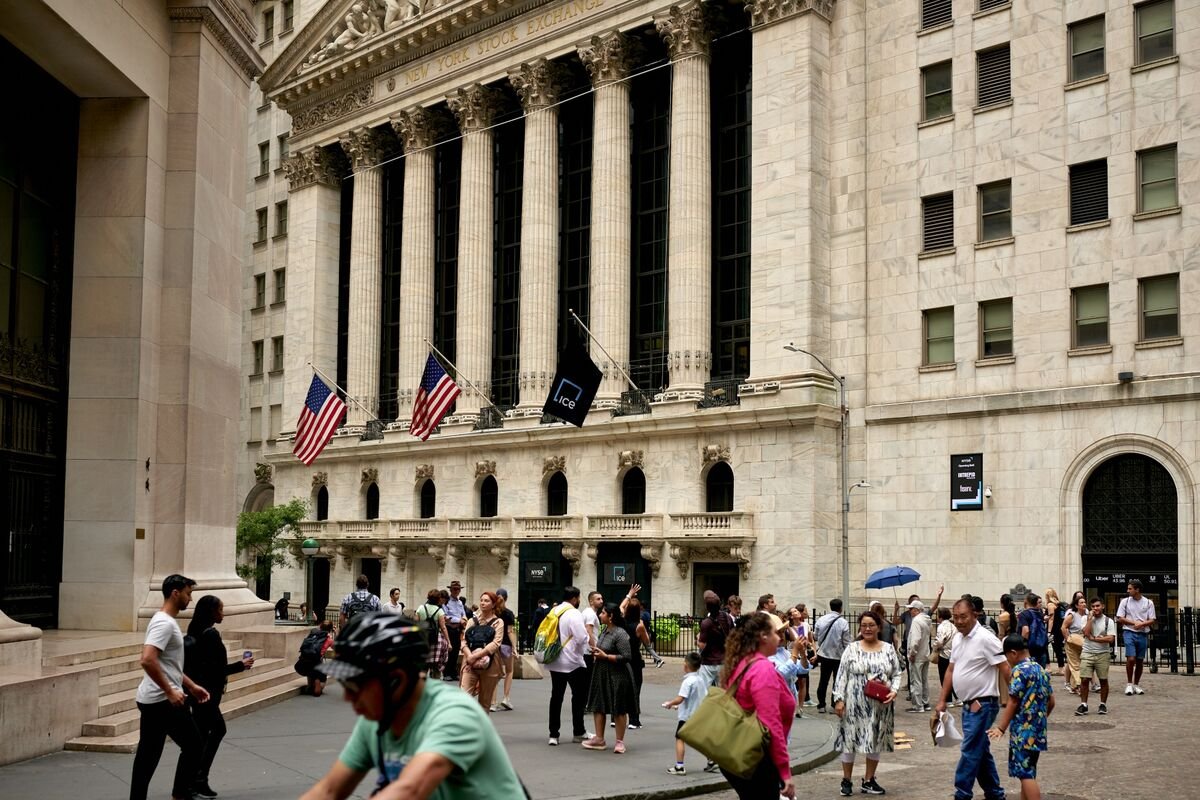 wall-street-wraps-the-stock-market’s-crypto-hype-into-a-new-etf