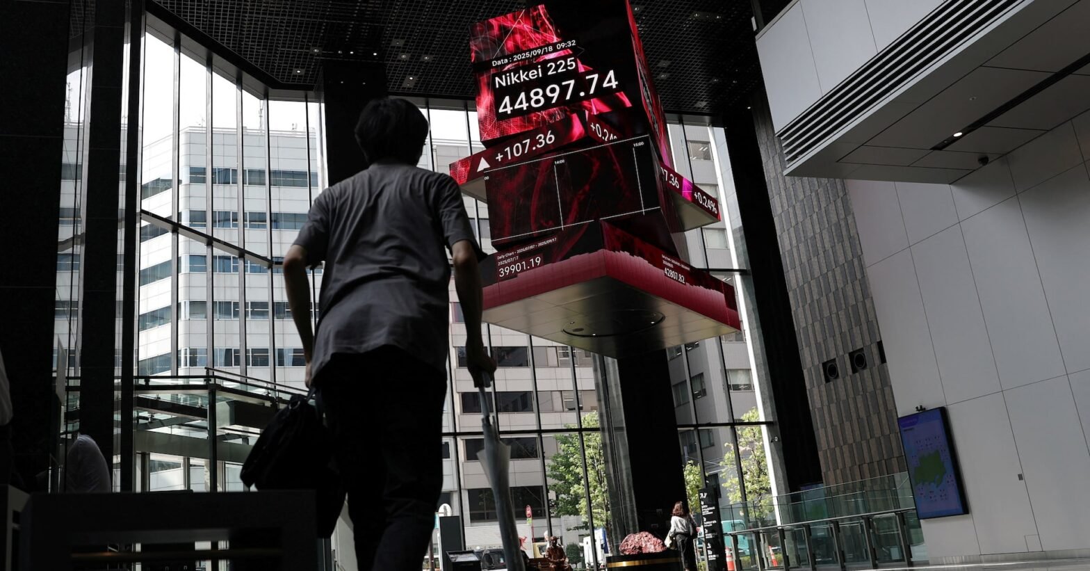 stocks-struggle-as-trump-slaps-new-tariffs,-fed-cut-bets-unwind