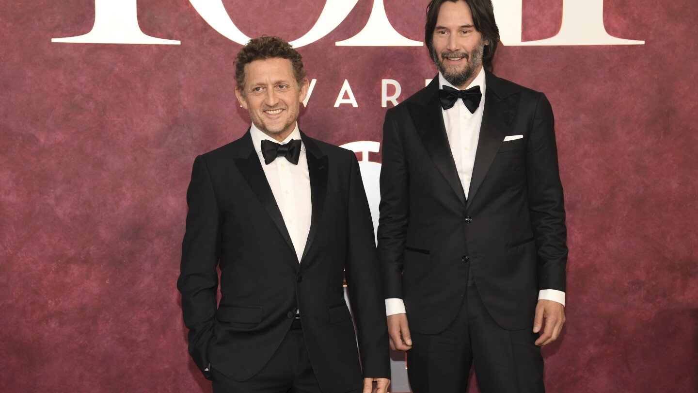 alex-winter-takes-a-most-excellent-adventure-on-broadway-with-‘waiting-for-godot’-and-keanu-reeves