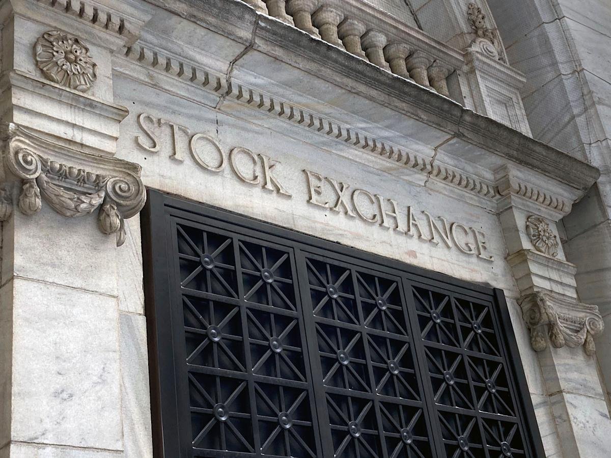 stock-market-today:-dow,-s&p-500,-nasdaq-futures-trade-flat-as-deadline-looms-to-prevent-government-shutdown