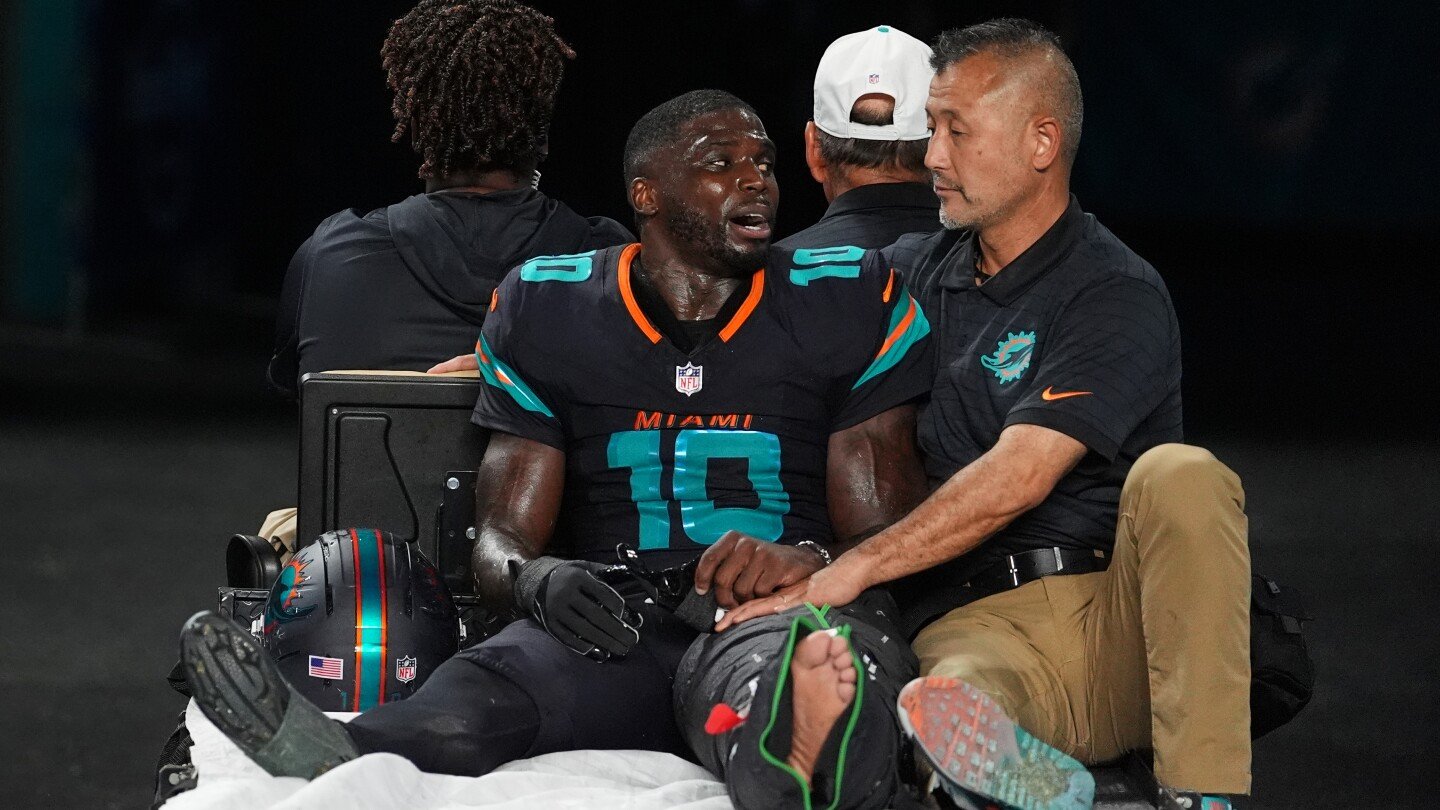 dolphins’-tyreek-hill-suffers-left-leg-injury,-carted-off-field-against-jets