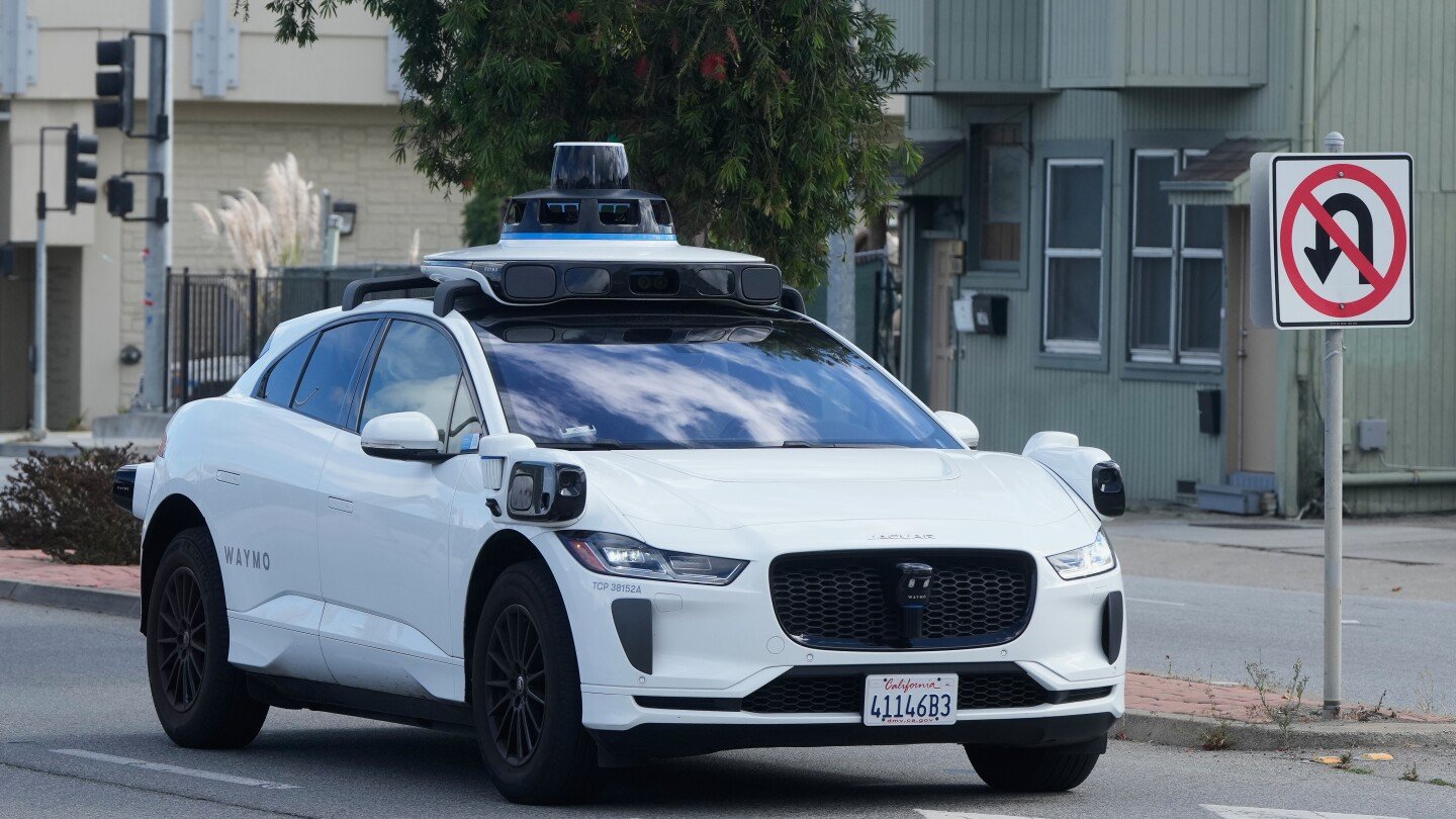 california-police-pull-over-a-self-driving-waymo-for-an-illegal-u-turn,-but-they-can’t-ticket