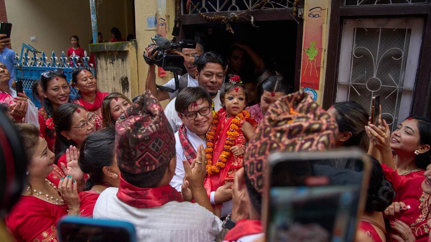 nepal-chooses-a-2-year-old-girl-as-new-living-goddess-worshipped-by-both-hindus-and-buddhists