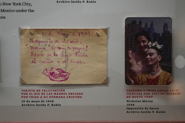 A Mother’s Day note from Frida Kahlo to her sister Cristina and a 1946 photo of them together in New York are on display at the new museum Casa Kahlo in Mexico City, Wednesday, Sept. 10, 2025. (AP Photo/Eduardo Verdugo)