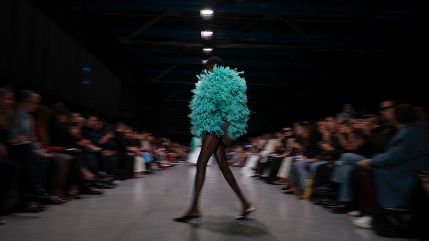 helen-mirren-opens-stella-mccartney’s-activist,-cruelty-free-paris-runway