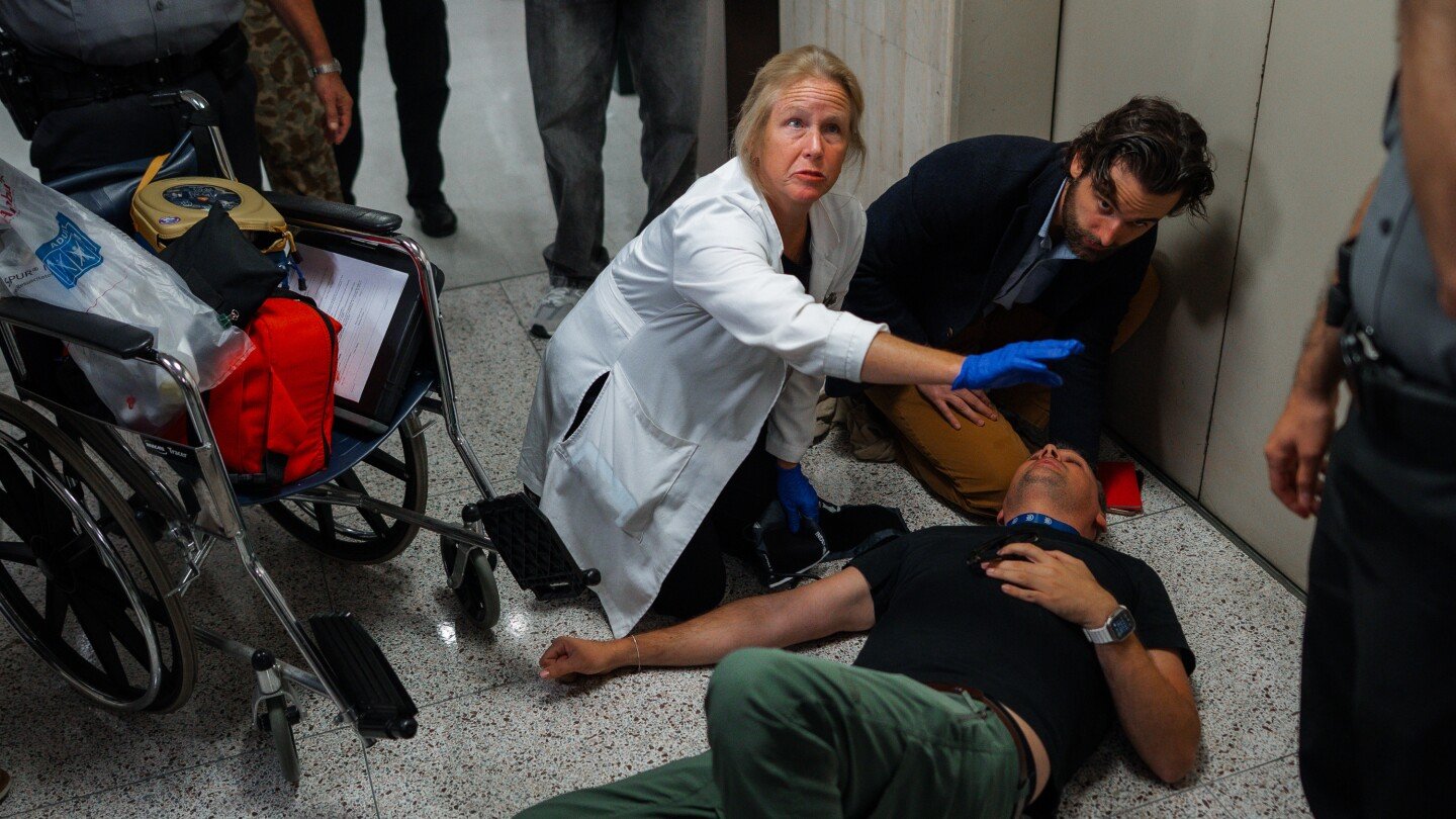 federal-agents-grab-and-shove-journalists-outside-nyc-immigration-court,-sending-one-to-hospital