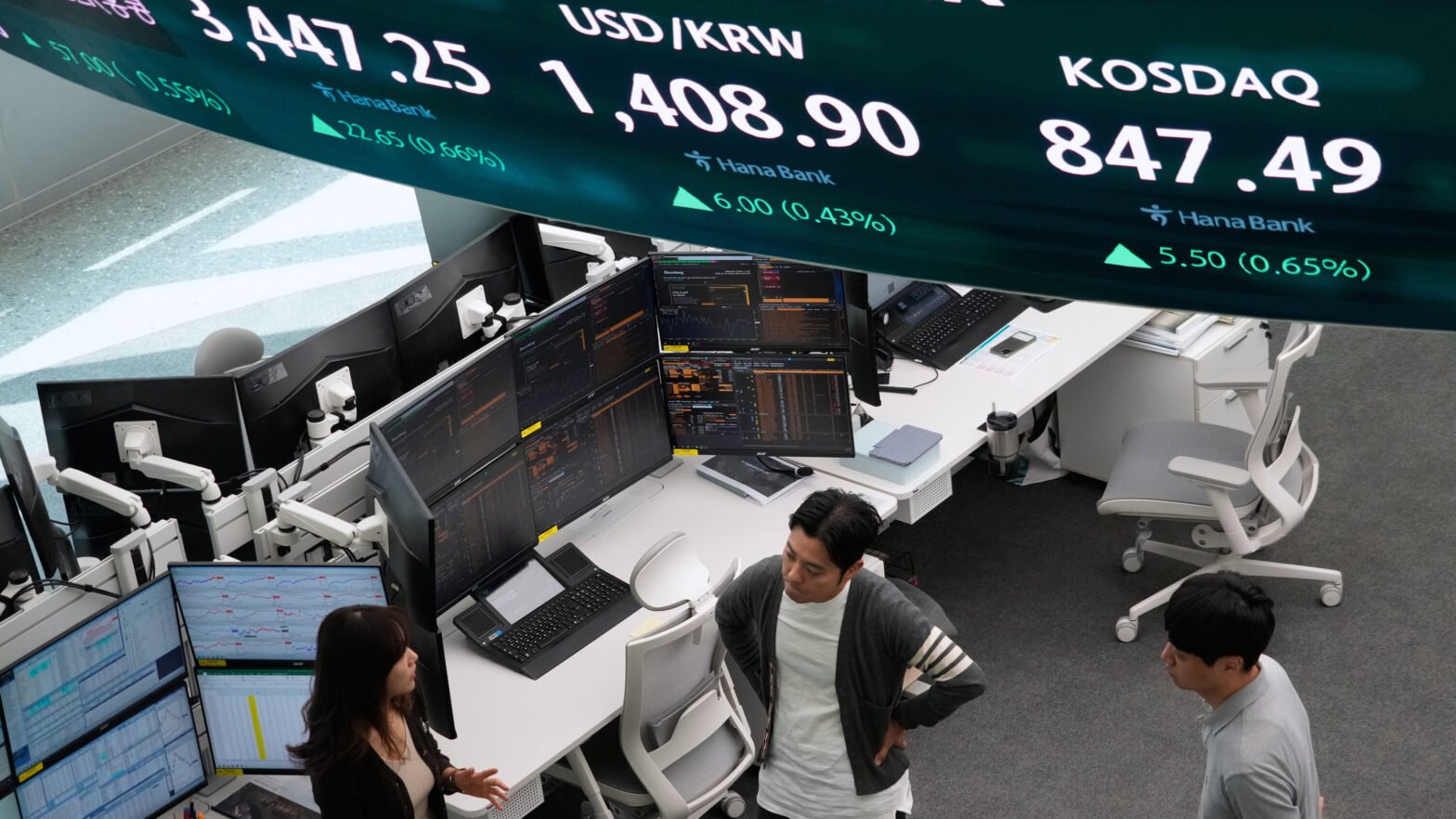 stocks-slip-and-gold-rises-as-us.-government-shutdown-takes-effect