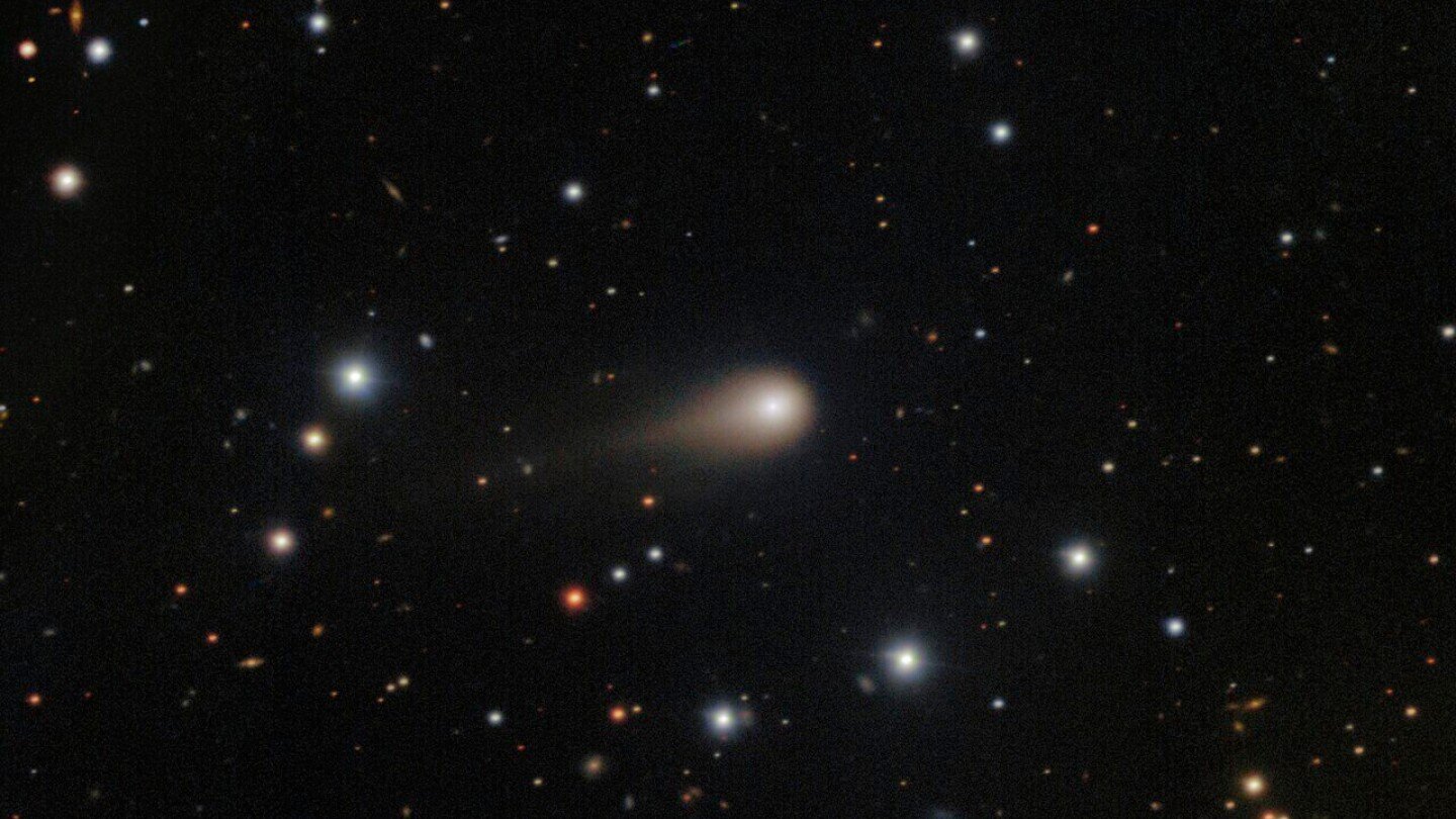 interstellar-comet-swinging-past-mars-as-a-fleet-of-spacecraft-looks-on