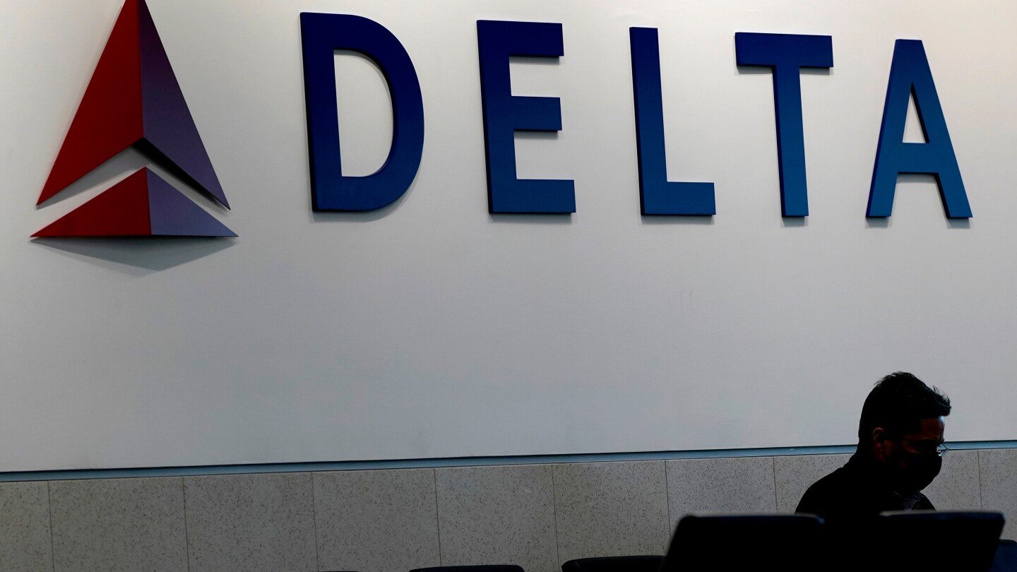 delta-jets-have-‘low-speed-collision’-on-the-ground-at-new-york’s-laguardia,-injuring-1