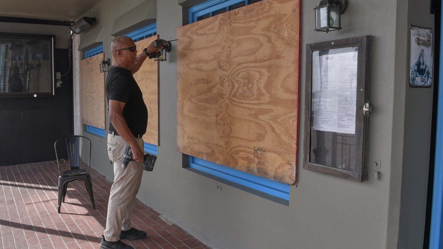 pierde-fuerza-huracan-imelda-tras-derribar-arboles-y-lineas-electricas-en-bermudas