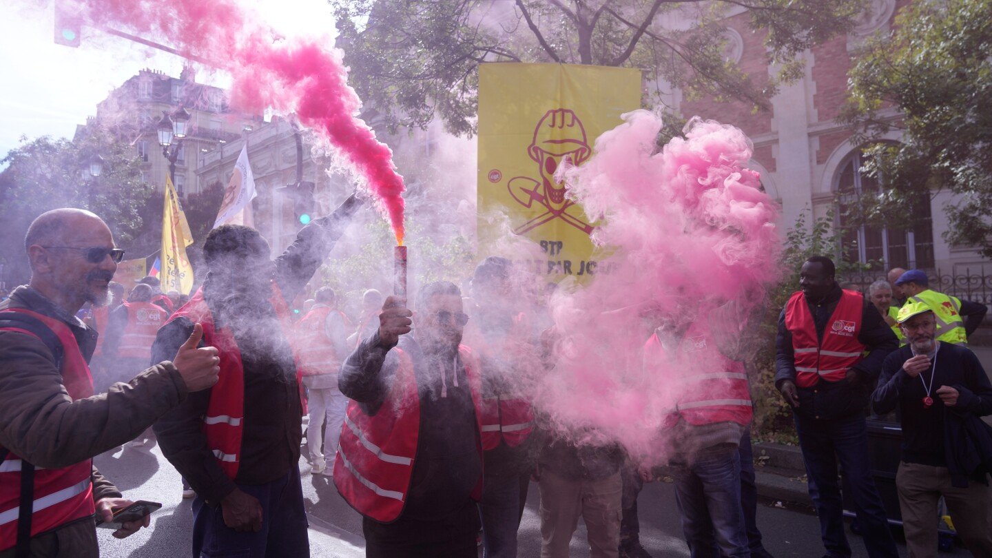 eiffel-tower-closed-as-nationwide-strikes-held-across-france-against-austerity