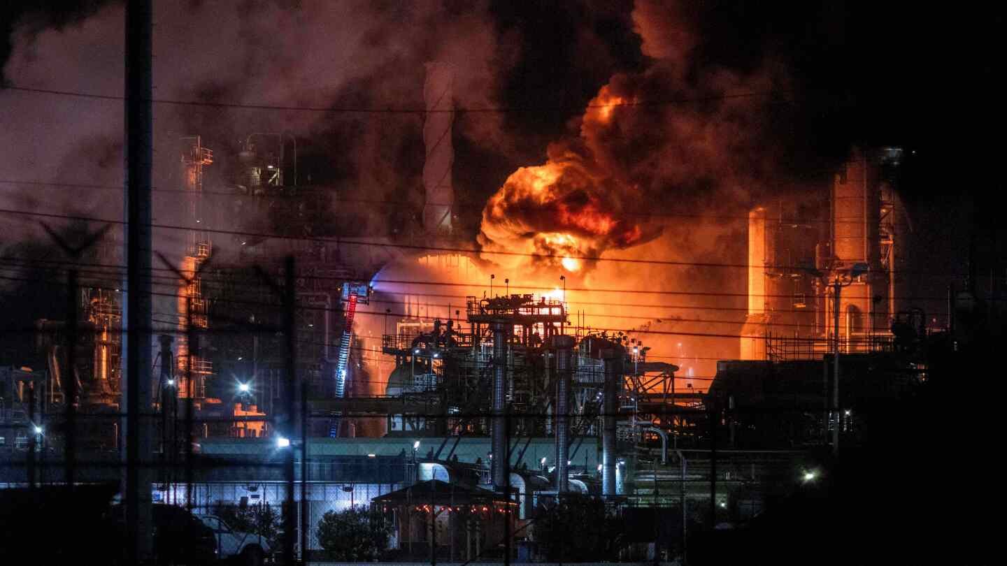 estalla-un-enorme-incendio-en-una-refineria-de-chevron-justo-a-las-afueras-de-los-angeles