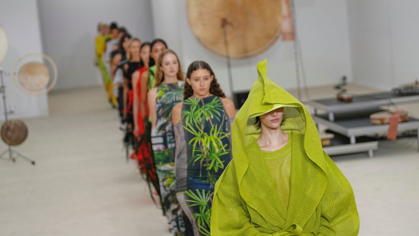 issey-miyake-imagines-clothes-with-a-will-of-their-own-at-paris-fashion-week