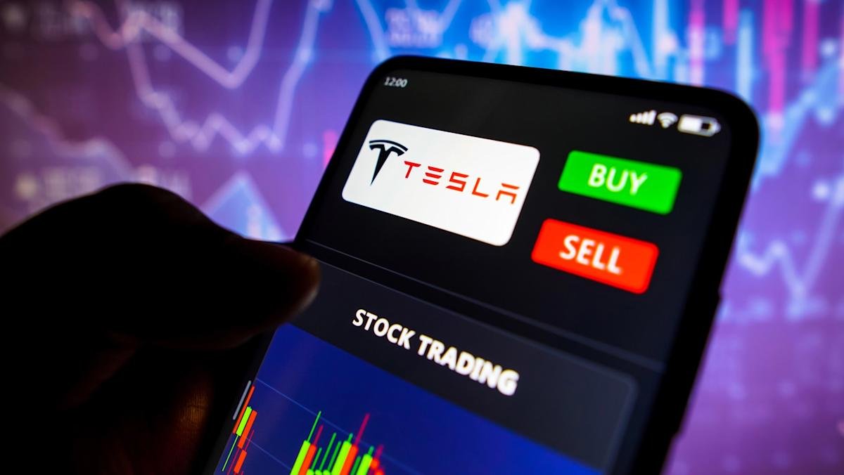stock-market-experts-make-head-scratching-prediction-about-tesla’s-future:-‘there-could-be-a-downside’