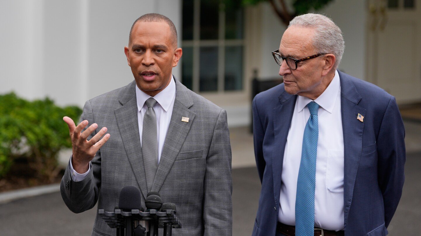 the-oval-office-meeting-didn’t-stop-a-shutdown,-but-the-trump-2028-hats-and-a-sombrero-set-a-tone