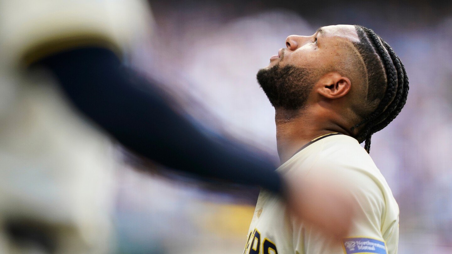 brewers’-chourio-leaves-nlds-game-1-with-hamstring-injury-after-getting-3-hits-in-first-2-innings