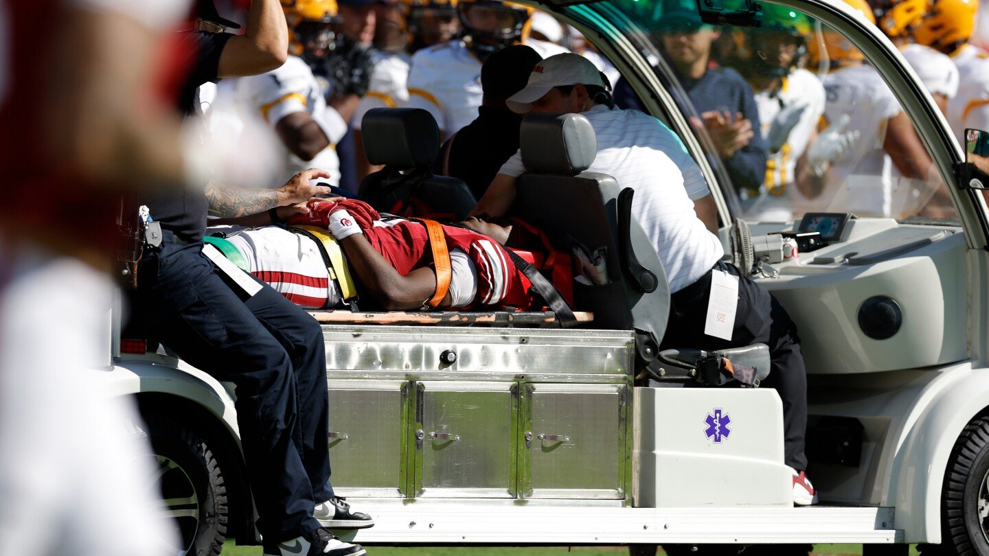 oklahoma-wr-keontez-lewis-leaves-game-after-headfirst-collision-with-brick-barrier