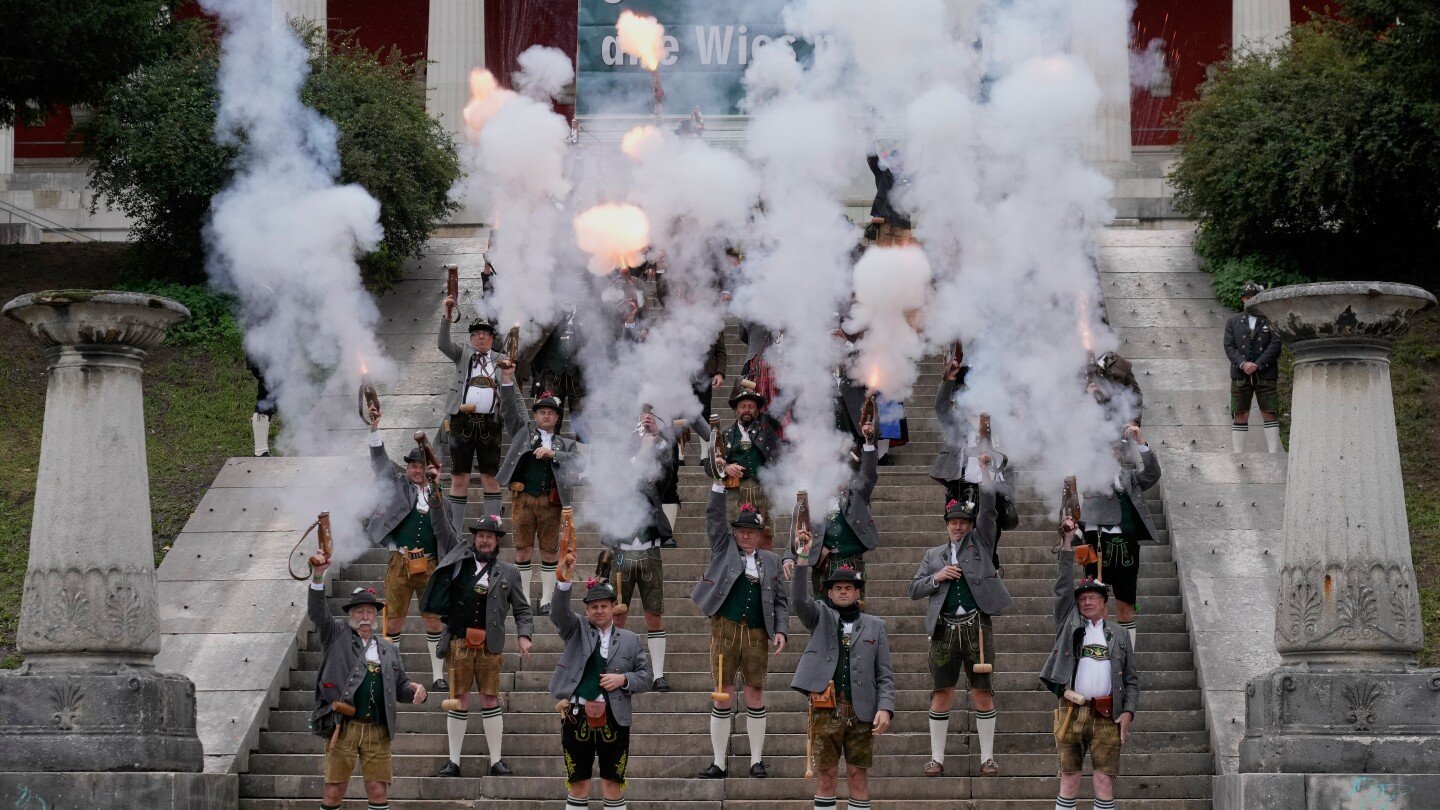 oktoberfest-ends-sunday-with-the-traditional-bavarian-salute
