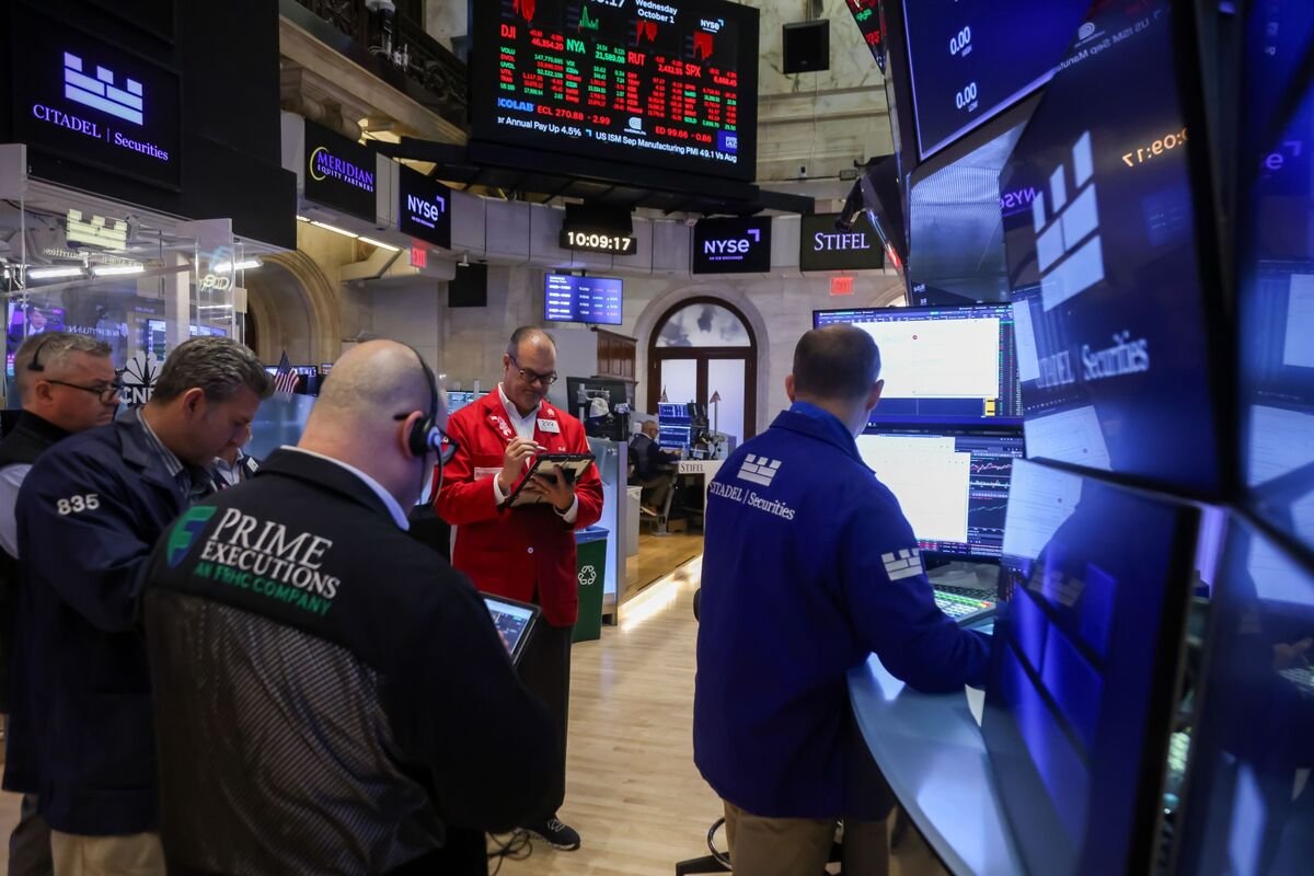 stock-traders-brace-for-extended-shutdown-amid-lofty-valuations