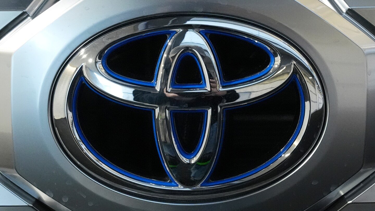 toyota-recalls-nearly-400,000-tundras-and-sequoias-due-to-malfunctioning-rearview-camera