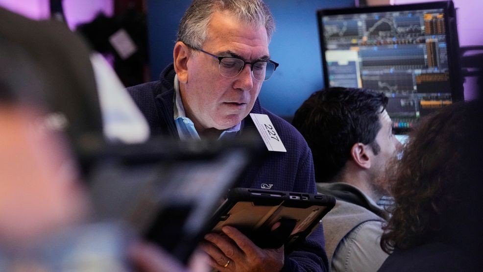 wall-street-brushes-off-unknowns,-shutdown-to-keep-reaching-new-highs