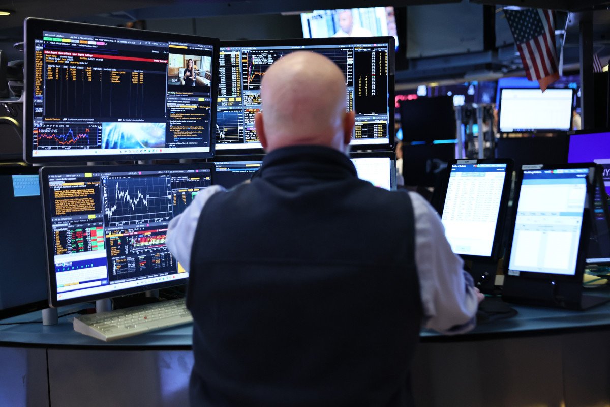 stock-market-today:-stocks-tick-up-ahead-of-fomc-minutes-release