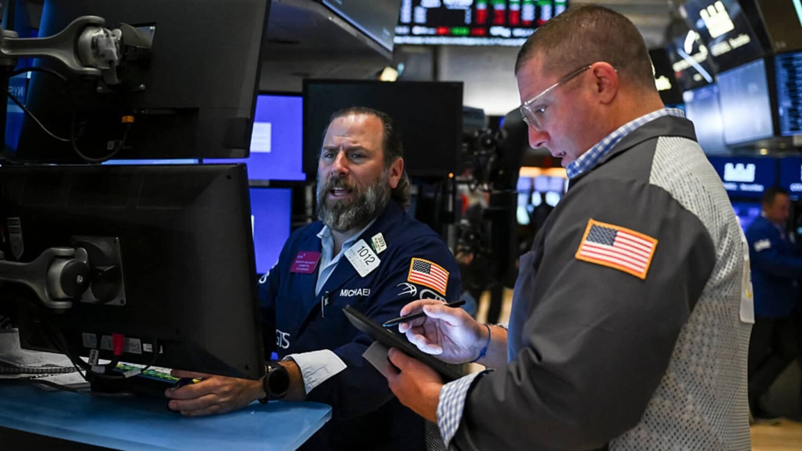 the-stock-market-keeps-rising-to-records,-but-something-is-wrong-with-the-consumer