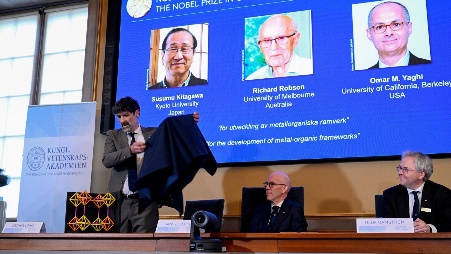 susumu-kitagawa,-richard-robson-y-omar-m.-yaghi-ganan-el-nobel-de-quimica-por-su-trabajo-molecular