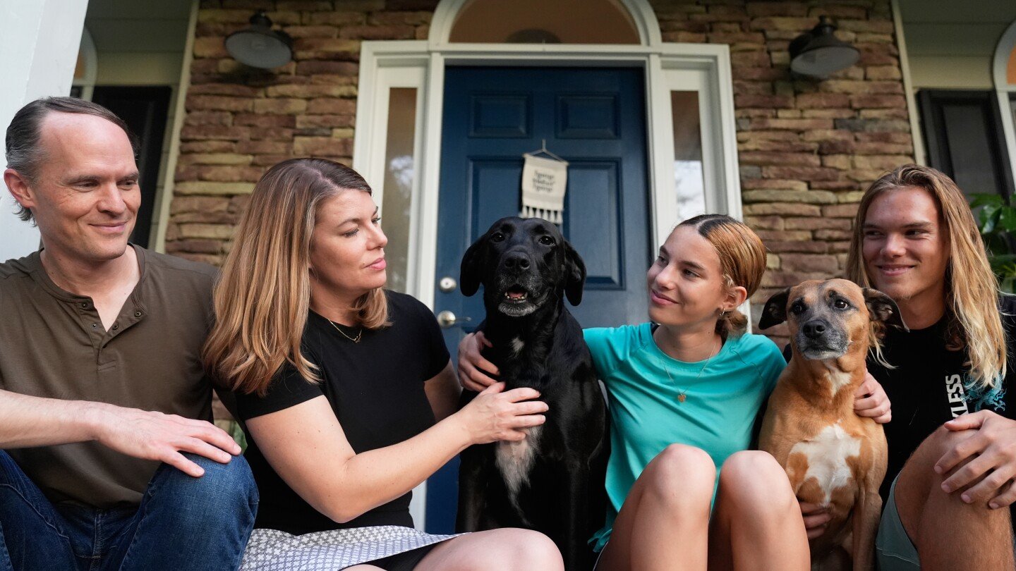 losing-a-family-pet-gives-parents-a-chance-to-teach-children-about-death-and-grieving