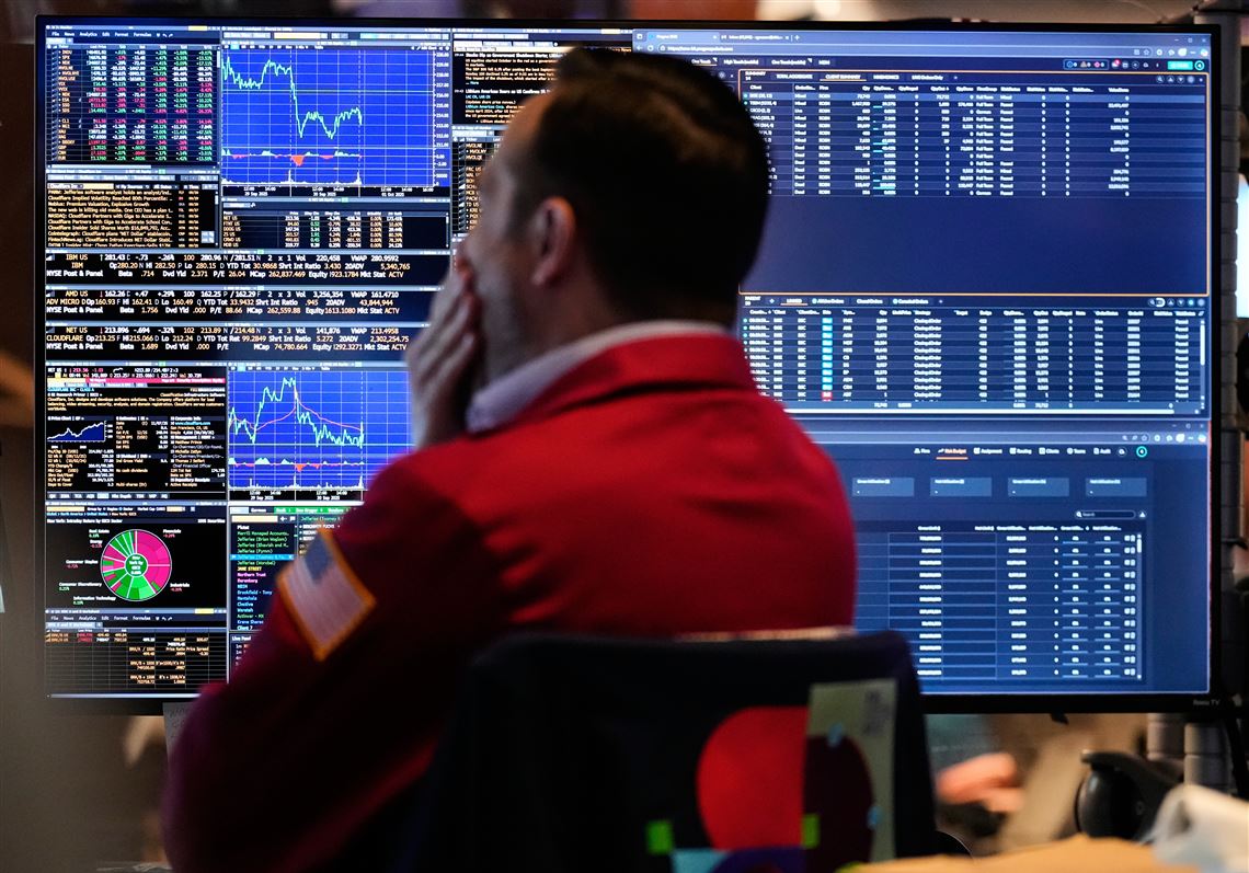 us.-stocks-drift-near-their-records-as-oil-prices-sink