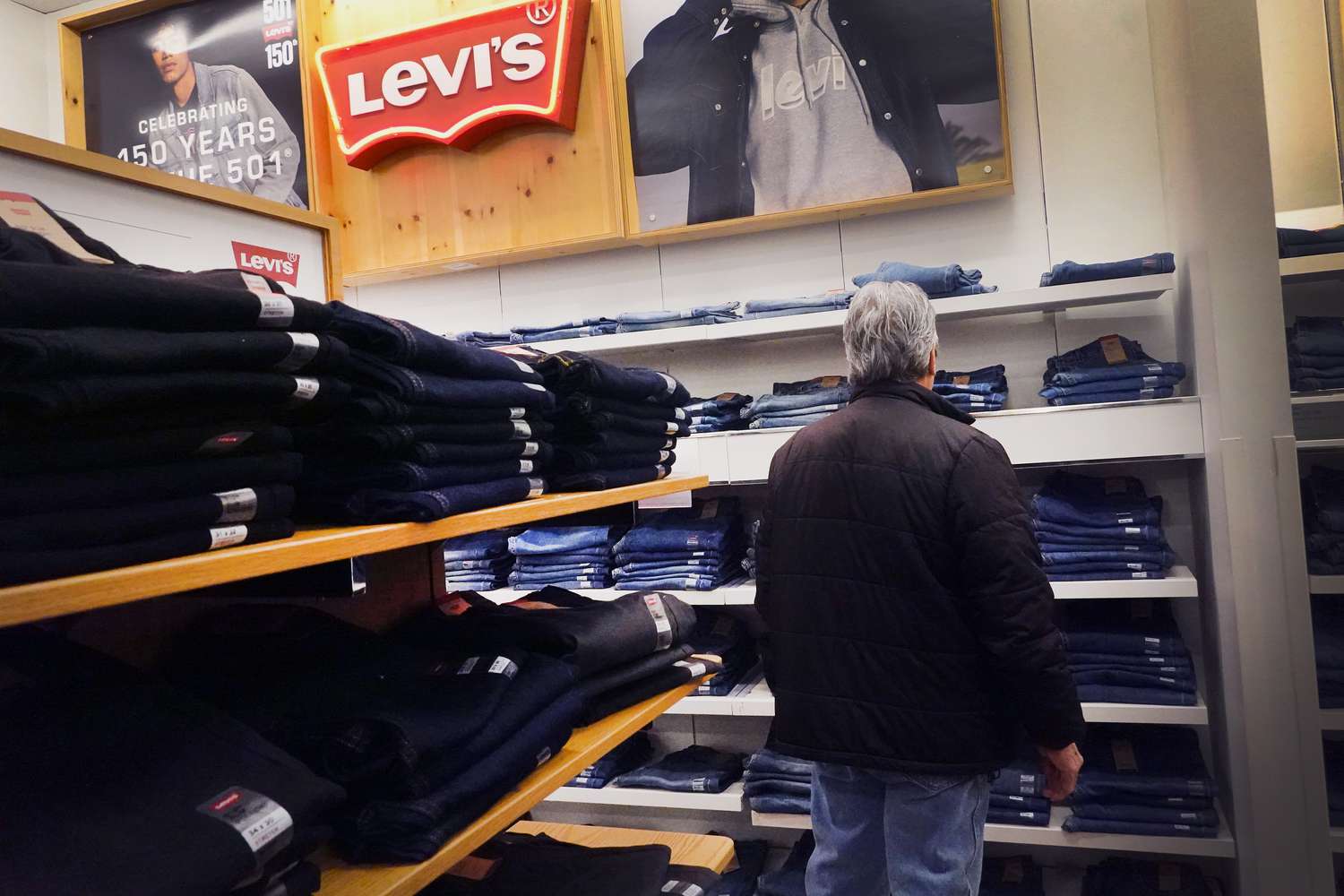 why-levi-strauss-stock-is-tumbling-friday-despite-solid-earnings