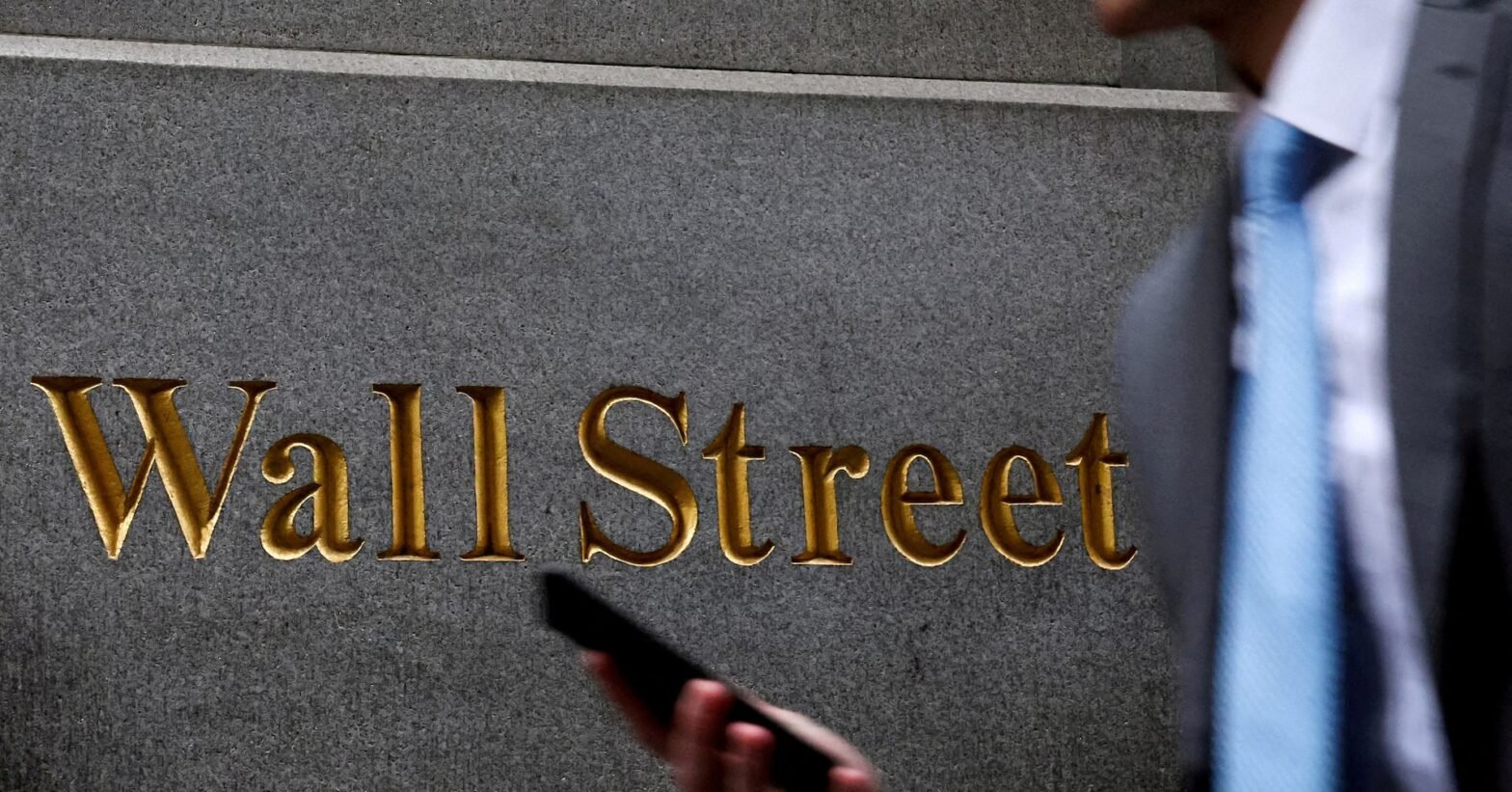 wall-street-selloff-raises-worries-about-market-downturn