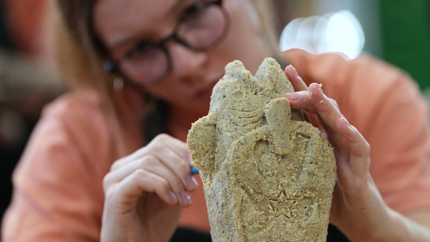 scrapple-sculpture-contest-winner-prevailed-in-eagles-country-by-putting-the-pig-into-pigskin