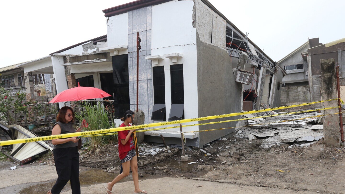 potente-sismo-remece-la-costa-sur-de-filipinas-y-causa-dos-muertos,-danos-y-evacuaciones-por-tsunami