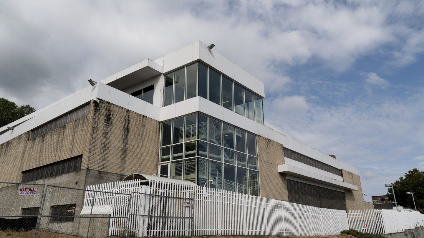 us-citizen-detained-and-held-at-ice-building-in-portland-for-hours-before-release,-lawyer-says