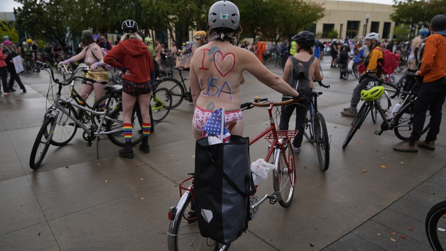 naked-bike-riders-demonstrate-against-federal-troops-in-‘quintessentially-portland’-protest