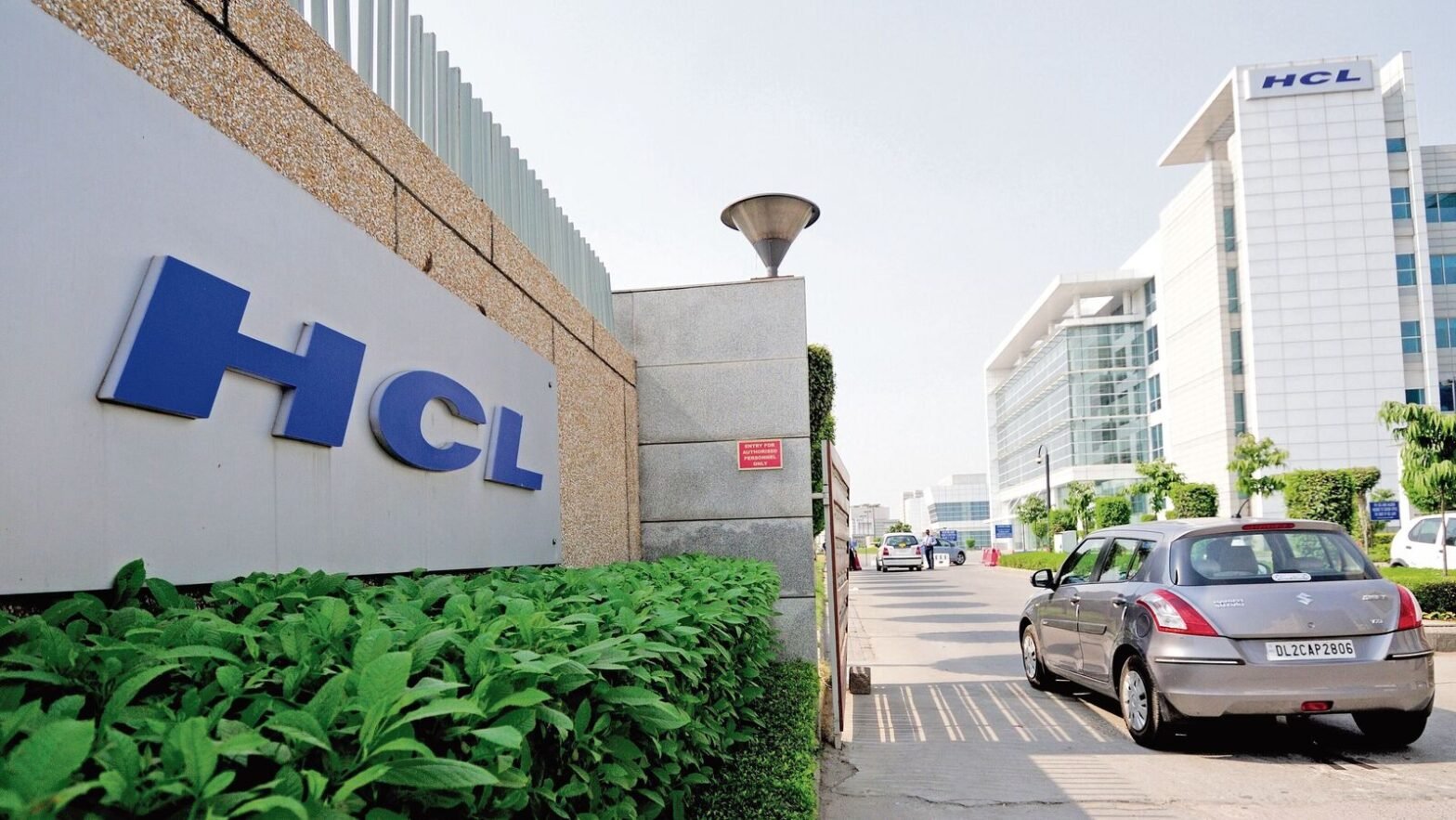 hcl-technologies-q2-results-today:-share-dips,-should-you-buy-this-before-earnings-announcement?