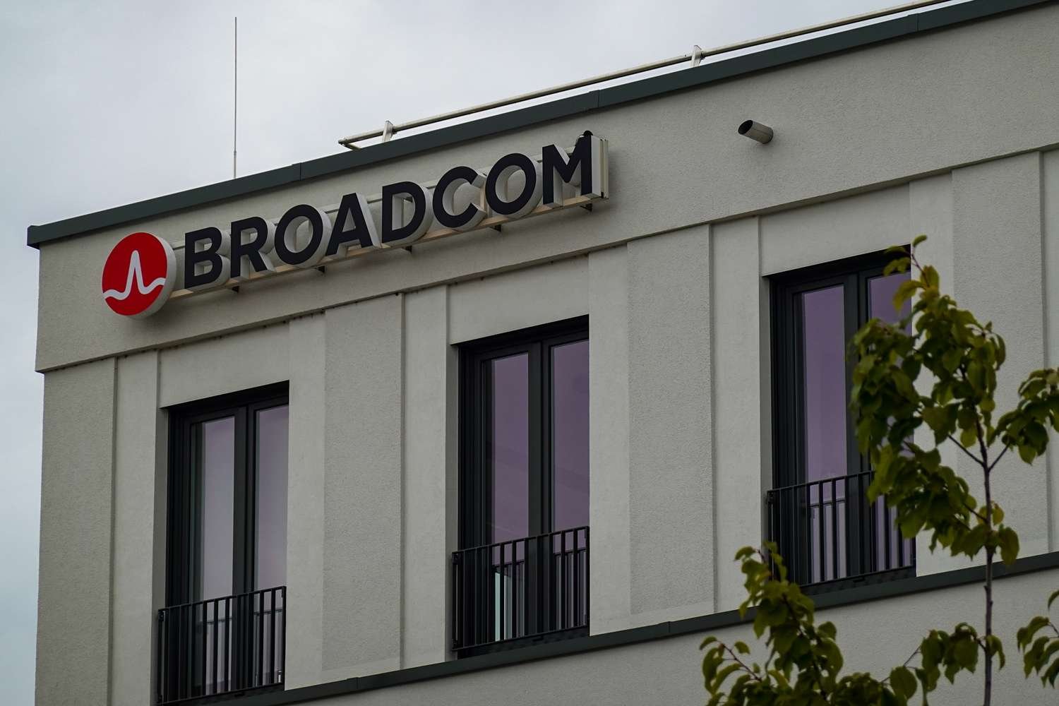 top-stock-movers-now:-broadcom,-warner-bros.-discovery,-bloom-energy,-and-more