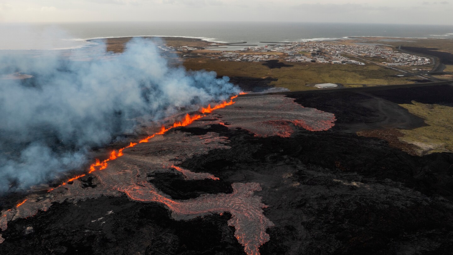 in-iceland,-a-town-still-shaken-by-volcanic-eruptions-tries-to-recover