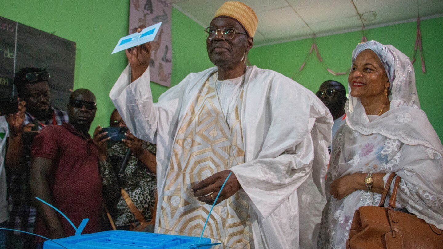 el-candidato-opositor-de-camerun,-tchiroma,-reclama-victoria-en-las-elecciones-presidenciales