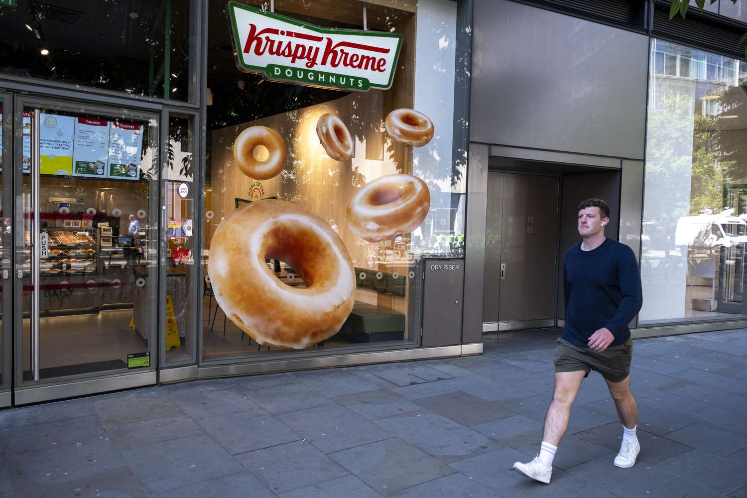 as-krispy-kreme’s-us.-business-and-stock-price-have-stumbled,-the-donut-chain-looks-abroad