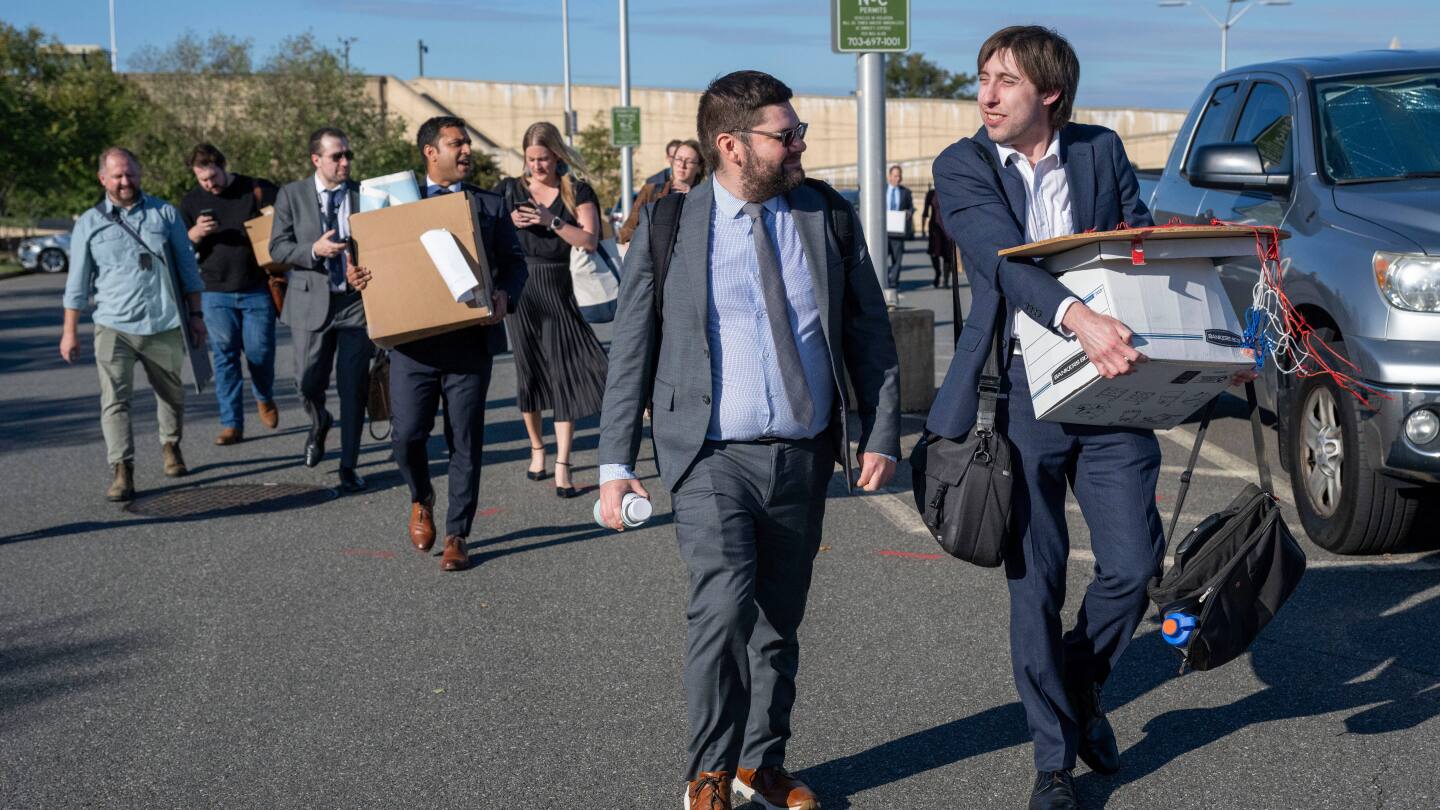 journalists-turn-in-access-badges,-exit-pentagon-rather-than-agree-to-new-reporting-rules