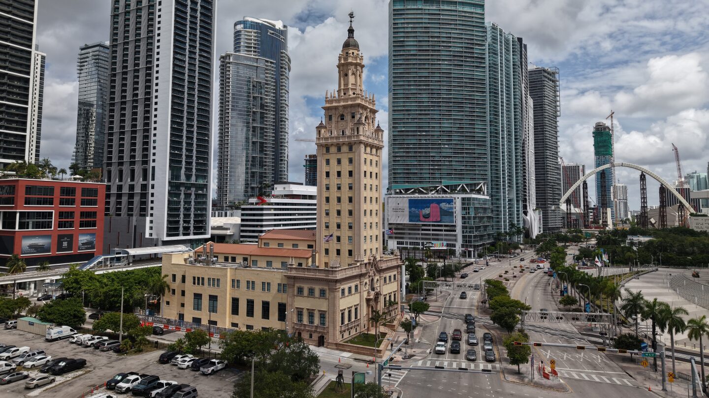 florida-judge-temporarily-blocks-transfer-of-downtown-miami-land-for-trump’s-presidential-library
