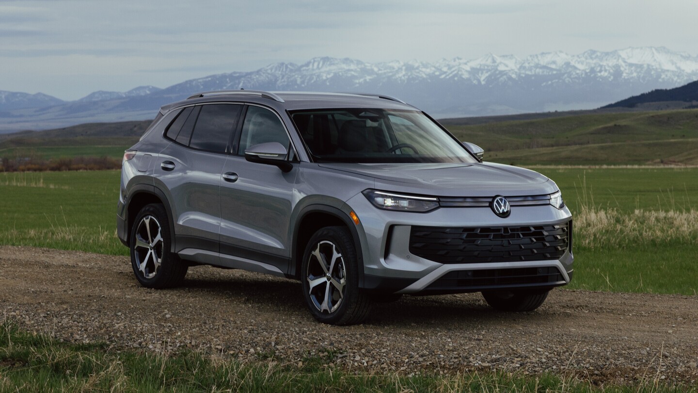 edmunds-small-suv-comparison:-new-volkswagen-tiguan-vs.-honda-cr-v